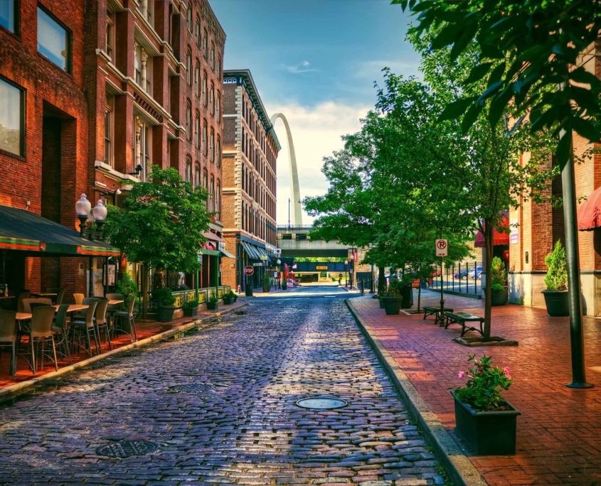 laclede's landing view facing the arch